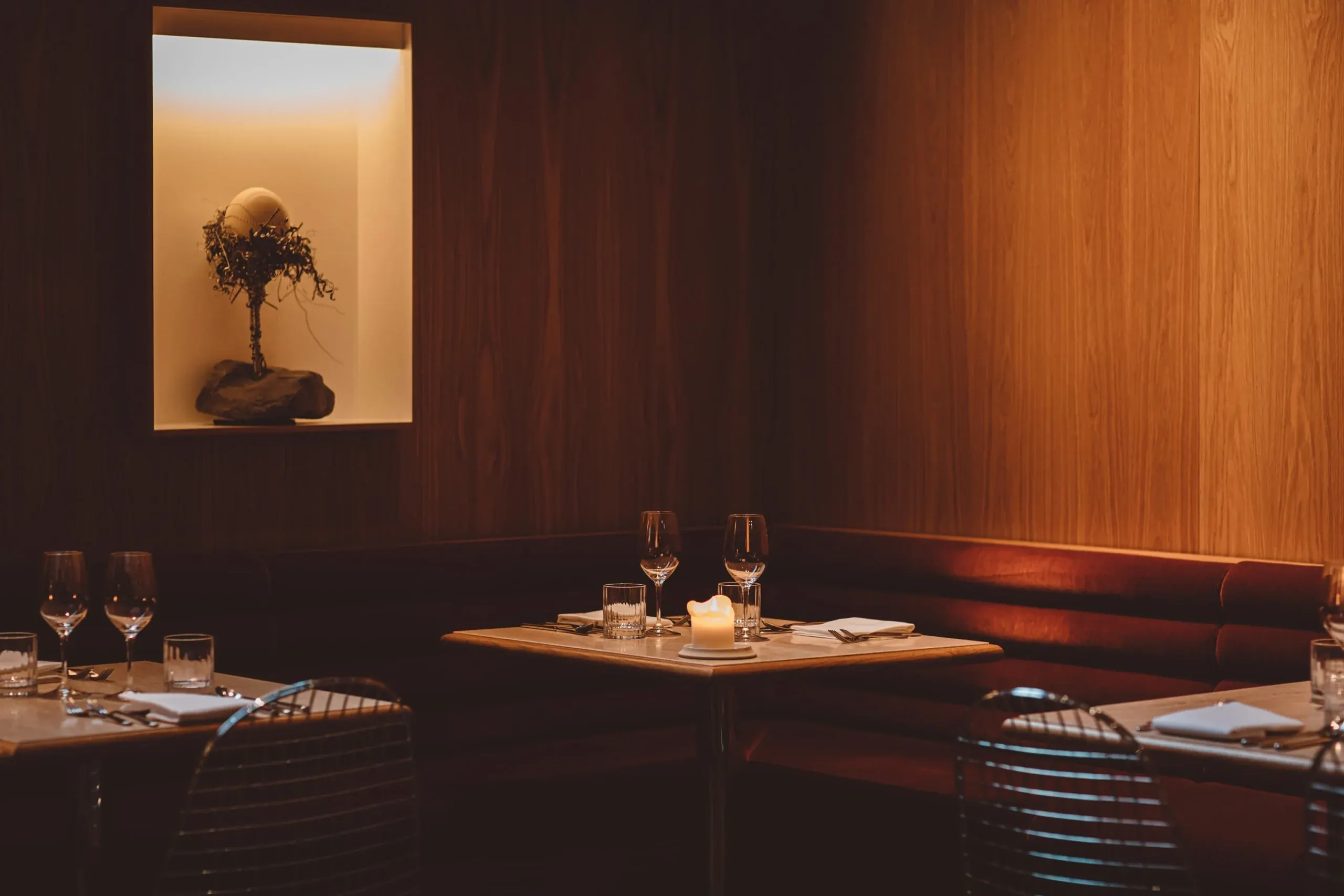 Gedekte tafels in restaurant Héroine in Rotterdam